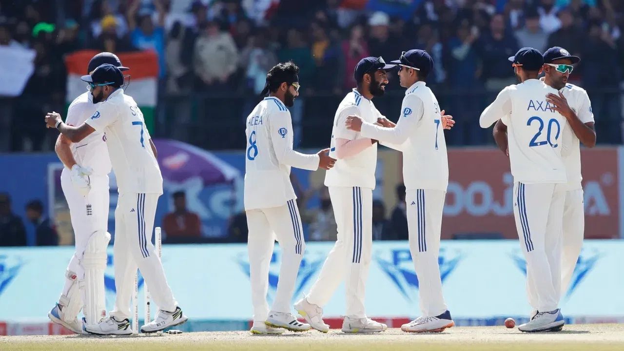 ટીમ ઈન્ડિયા : શુભમન ગિલ (કેપ્ટન), યશસ્વી જયસ્વાલ, કેએલ રાહુલ, સાઈ સુદર્શન, દેવદત્ત પડિકલ, ધ્રુવ જુરેલ (વિકેટકીપર), રવીન્દ્ર જાડેજા (વાઈસ-કેપ્ટન), વોશિંગ્ટન સુંદર, જસપ્રિત બુમરાહ, અક્ષર પટેલ, અક્ષર પટેલ, નીતિશ કુમાર રેડ્ડી, એન જગદીસન (વિકેટકીપર), મોહમ્મદ સિરાજ, પ્રસિદ્ધ કૃષ્ણા, કુલદીપ યાદવ. (All Photo Credit : PTI / GETTY)