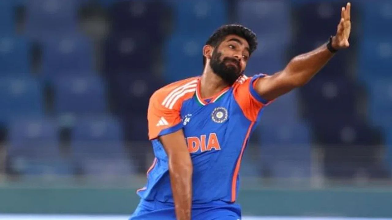 અથવા ટીમ ઈન્ડિયા પણ UAE સામેની જ પ્લેઈંગ 11 સાથે મેદાનમાં ઉતરી શકે છે. સ્પિનરોએ દુબઈની પીચ પર પ્રભુત્વ જમાવ્યું છે, જેના કારણે ટીમ ઈન્ડિયા ફાસ્ટ બોલર તરીકે ફક્ત જસપ્રીત બુમરાહ સાથે જ જઈ શકે છે. (All Photo Credit : PTI / GETTY)