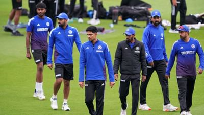 ટીમ ઈન્ડિયાના વનડે કેપ્ટન રોહિત શર્મા અને ફાસ્ટ બોલર જસપ્રીત બુમરાહ સહિત અનેક ખેલાડીઓ બેંગ્લોર સ્થિત સેન્ટર ઓફ એક્સીલેન્સ પહોચ્યા છે. જ્યાં તેનો ફિટનેસ ટેસ્ટ થઈ રહ્યો છે. આ દરમિયાન બધાની નજર રોહિત શર્મા પર છે.