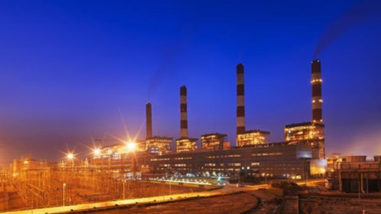 ગુજરાત - 63,787.97 MW (64 GW) : નવીનીકરણીય ઉર્જા, ખાસ કરીને સૌર અને પવન ઉર્જા પ્રત્યેની તેની ઊંડી પ્રતિબદ્ધતાને કારણે ગુજરાત પ્રથમ ક્રમે છે. રાજ્યની ઉજ્જડ જમીન અને લાંબો દરિયાકિનારો સૌર ઉદ્યાનો અને પવન ઉર્જા પ્રોજેક્ટ્સની સ્થાપનાને પ્રોત્સાહન આપે છે. ગુજરાત થર્મલ પાવર પ્લાન્ટ અને ઔદ્યોગિક કેન્દ્રોનું ઘર પણ છે જેને નોંધપાત્ર વીજળીની જરૂર હોય છે, જે તેને ભારતમાં સૌથી મોટું વીજળી ઉત્પાદક બનાવે છે.