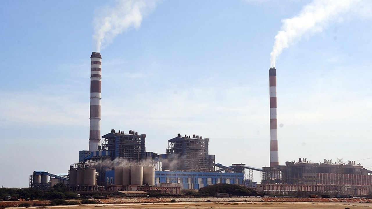 તમિલનાડુ - 43,912.52 મેગાવોટ : તમિલનાડુમાં નવીનીકરણીય અને પરંપરાગત ઉર્જાનું મજબૂત મિશ્રણ છે. તે ભારતમાં પવન ઉર્જામાં અગ્રેસર છે અને તેના અનેક થર્મલ અને હાઇડ્રોઇલેક્ટ્રિક પાવર પ્લાન્ટ છે. સ્વચ્છ ઉર્જા પર તેનું ધ્યાન તેને સૌથી સંતુલિત વીજળી ઉત્પાદકોમાંનું એક બનાવ્યું છે.