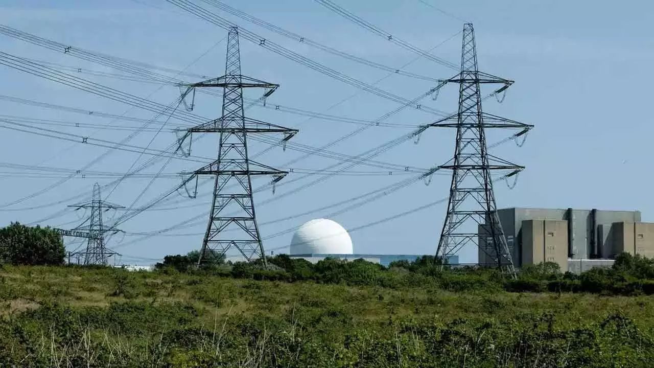 ઉત્તર પ્રદેશ - 36,977.29 મેગાવોટ : ભારતના સૌથી વધુ વસ્તી ધરાવતા રાજ્ય ઉત્તર પ્રદેશમાં વીજળીની માંગ ખૂબ વધારે છે. રાજ્ય કોલસા આધારિત થર્મલ પાવર પ્લાન્ટ્સ તેમજ ગંગા અને અન્ય ઘણી નદીઓ પરના જળવિદ્યુત પ્રોજેક્ટ્સ પર ખૂબ આધાર રાખે છે. વધતા ઔદ્યોગિકીકરણે પણ વીજળી ઉત્પાદનમાં વધારો કરવામાં ફાળો આપ્યો છે.