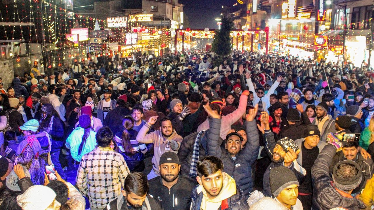 જો તમે પણ ફરવાના શૌખીન છો તો તમે પરિવાર કે મિત્રો સાથે હિલ સ્ટેશન પર જવાનો પ્લાન જરુર બનાવ્યો હશે. શિમલા હોય કે મસૂરી કે ભારતનું કોઈ પણ હિલ સ્ટેશન હોય. તમામ સ્થળો પર મોલ રોડ કોમન હોય છે.