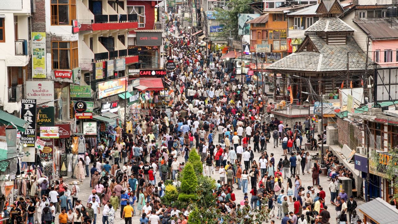 તમને જણાવી દઈએ કે, મોલ રોડ બનાવવાનો મતલબ માત્ર શોપિંગ અને ખાણી-પીણી નથી. અંગ્રેજોએ ગરમીથી બચવા માટે મોલ રોડ બનાવ્યો હતો. 18મી શતાબ્દીમાં બ્રિટિશ અધિકારી ભારતના હિલ સ્ટેશનમાં ગરમીઓમાં રિલેકશ થવા માટે આવતા હતા. બ્રિટિશ રાજમાં મોલ શબ્દનો ઉપયોગ એક એવા રસ્તાઓ માટે કરવામાં આવતો જ્યાં પગપાળા ચાલીને જઈ શકાય.