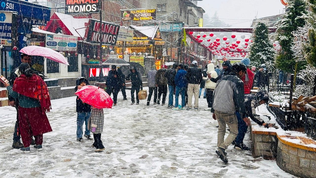 બ્રિટિશ અધિકારીઓ માટે મોલ રોડ બનાવવામાં આવ્યા હતા અને આ રસ્તો શહેરની મધ્યમાં આવેલો હતો. બ્રિટિશ અધિકારીઓ અને તેમના પરિવારના સભ્યો સાંજે ફરવા આવતા હતા. મોલ રોડની નજીક હોટલ, રેસ્ટોરન્ટ અને અન્ય સુવિધાઓ પણ બનાવવામાં આવી હતી.