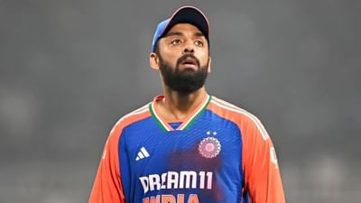 લેટેસ્ટ ICC T20I રેન્કિંગમાં ટીમ ઈન્ડિયાનો સ્પિનર વરુણ ચક્રવર્તી નંબર 1 બોલર બન્યો છે.