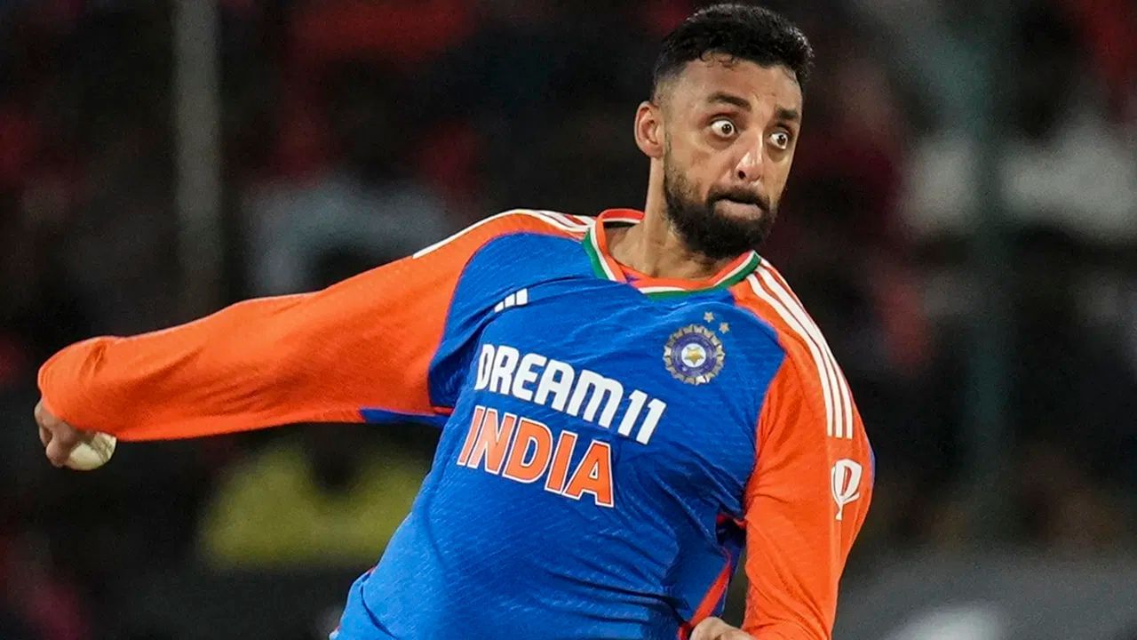 મહત્વની વાત એ છે કે તે પાવરપ્લેથી લઈને ડેથ ઓવર સુધી બોલિંગ કરી શકે છે. દુબઈ અને અબુ ધાબીની સ્પિન-ફ્રેન્ડલી પિચો પર વરુણ તબાહી મચાવી શકે છે. (All Photo Credit : PTI / GETTY)