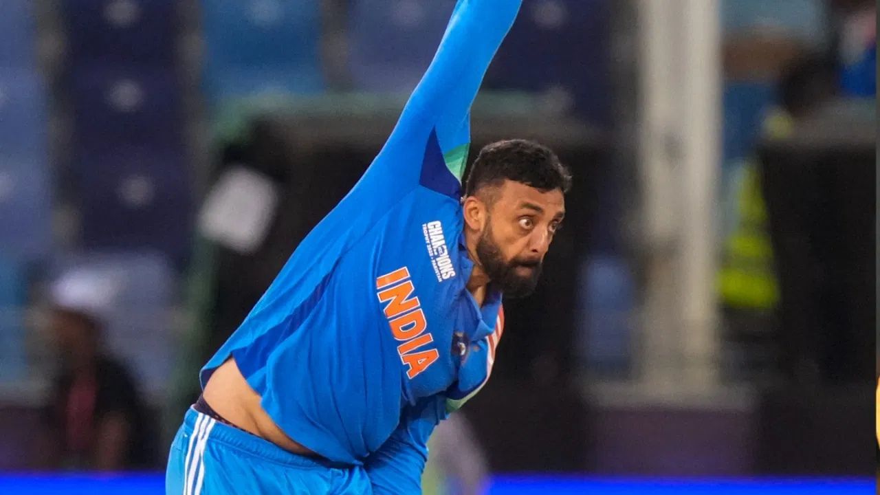 વરુણ ચક્રવર્તી T20 ક્રિકેટમાં નંબર 1 રેન્કિંગ પર પહોંચનાર તમિલનાડુનો પ્રથમ ખેલાડી છે. ચક્રવર્તીએ 2021માં T20 આંતરરાષ્ટ્રીય ક્રિકેટમાં ડેબ્યૂ કર્યું હતું.