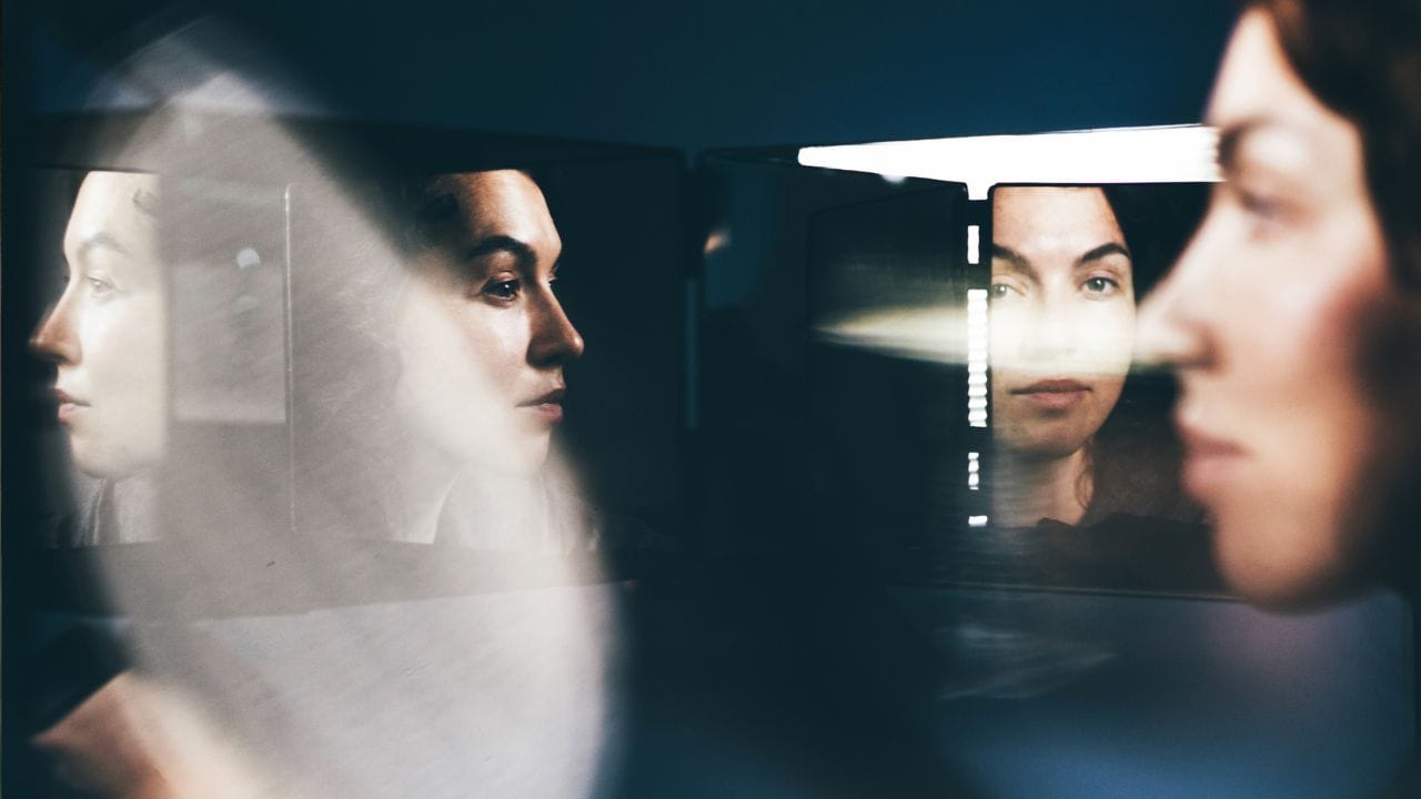 ખરાબ નજરના પ્રભાવને ઓળખવા માટે અનેક લક્ષણો જણાઈ શકે છે. વાસ્તુશાસ્ત્રમાં પણ દુષ્ટ નજર વિશે ઉલ્લેખ કરવામાં આવ્યો છે અને તેને દૂર કરવા માટે વિવિધ ઉપાયો જણાવાયા છે. જો તમને અથવા તમારા પરિવારના સભ્યો વારંવાર ખરાબ નજરનો સામનો કરી રહ્યા છો, તો ઘરનાં વાતાવરણમાં થોડા બદલાવ કરવાથી લાભ મળી શકે છે. ( Credits: Getty Images )