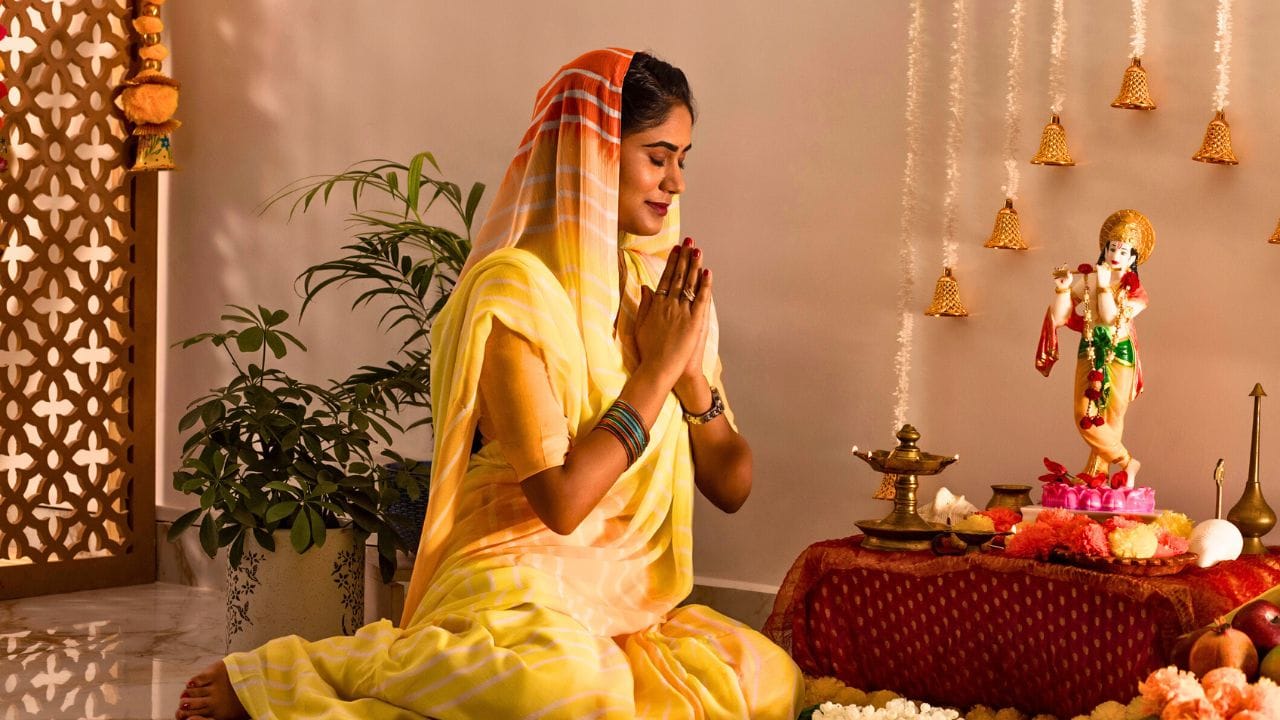 ઘરમાં ઉત્તર-પૂર્વ દિશા, જેને ઇશાન ખૂણો કહેવામાં આવે છે, પૂજાઘર માટે અતિ શુભ અને શ્રેષ્ઠ માનવામાં આવે છે. આ દિશા ભગવાન શિવ અને ધનની દેવીશક્તિ રૂપે પૂજાતા ભગવાન કુબેર સાથે સંકળાયેલી ગણાય છે. પરંતુ જો આ જગ્યાએ શૌચાલય, સ્ટોરરૂમ અથવા પાણીની ટાંકી બનાવી દેવામાં આવે, તો તે વાસ્તુદોષ સર્જી શકે છે. આવા દોષના કારણે ઘરનાં સભ્યોને વિવિધ મુશ્કેલીઓનો સામનો કરવો પડે છે. તેથી જો ઈશાન ખૂણામાં આ પ્રકારની ગડબડ હોય, તો તેને દૂર કરવા ખાસ વાસ્તુ ઉપાયો અપનાવવું આવશ્યક બની જાય છે, જેથી પરિવારના લોકોના જીવનમાં સુખ, શાંતિ અને પ્રગતિ થાય છે. ( Credits: Getty Images )