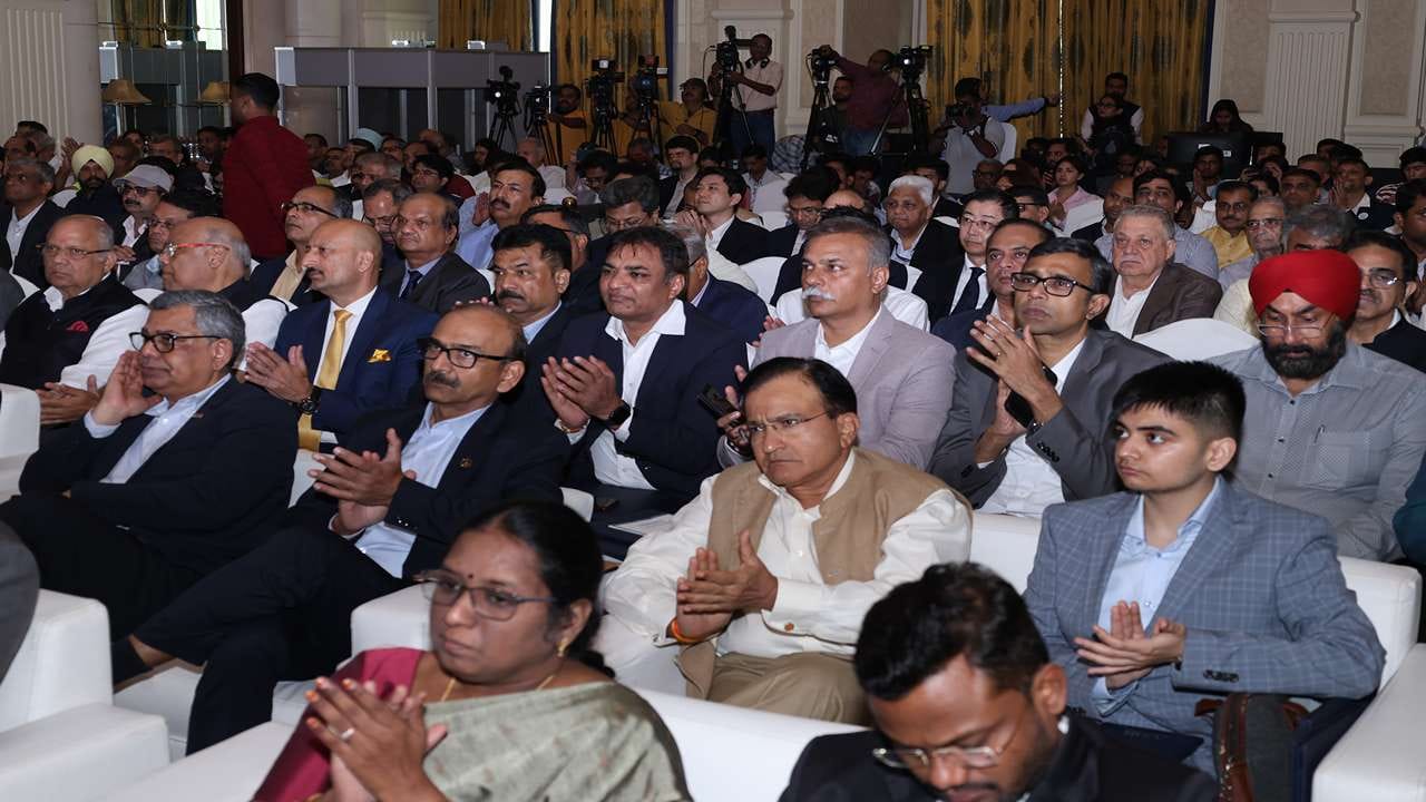 મુખ્યમંત્રી ભૂપેન્દ્ર પટેલે, રાજ્યમાં પીએમ મિત્ર પાર્ક, બલ્ક ડ્રગપાર્ક, મેડિકલ ડિવાઇસ પાર્ક, એગ્રો ફૂડ પાર્ક જેવા સ્પેશિયલ ઇન્ડસ્ટ્રીયલ પાર્ક ડેવલપ કરવામાં આવી રહ્યા છે તેની પણ ભૂમિકા વ્યાપક પ્રાદેશિક વિકાસ સંભાવનાઓના સંદર્ભમાં આપી હતી. ગુજરાતની વિકાસયાત્રાનું નેક્સ્ટ સ્ટેપ ગિફ્ટ સિટી, ધોલેરા સ્પેશિયલ ઇન્વેસ્ટમેન્ટ રિજન, સેમિકોન, ગ્રીનફિલ્ડ પોર્ટ્સ, ગ્રીન એનર્જી જેવા ફ્યુચર રેડી મેગા પ્રોજેક્ટ્સથી સંચાલિત હશે. 