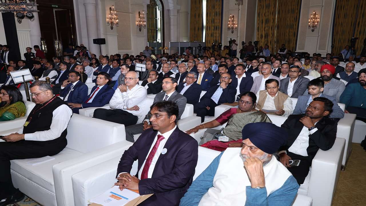 ‘ક્ષેત્રીય આકાંક્ષા-વૈશ્વિક મહત્વકાંક્ષા’ની થીમ સાથે યોજાનારી વડાપ્રધાનના લોકલ ફોર લોકલ - લોકલ ફોર ગ્લોબલના સંકલ્પને પણ સાકાર કરશે. તેમજ વિકસિત ગુજરાત 2047 માટે રાજ્યની ઇકોનોમીને 3.5 ટ્રિલિયન યુ.એસ. ડોલર ઇકોનોમી બનાવવામાં પણ મહત્વપૂર્ણ યોગદાન આપશે તેમ મુખ્યમંત્રીએ દ્રઢતાપૂર્વક જણાવ્યું હતું. 