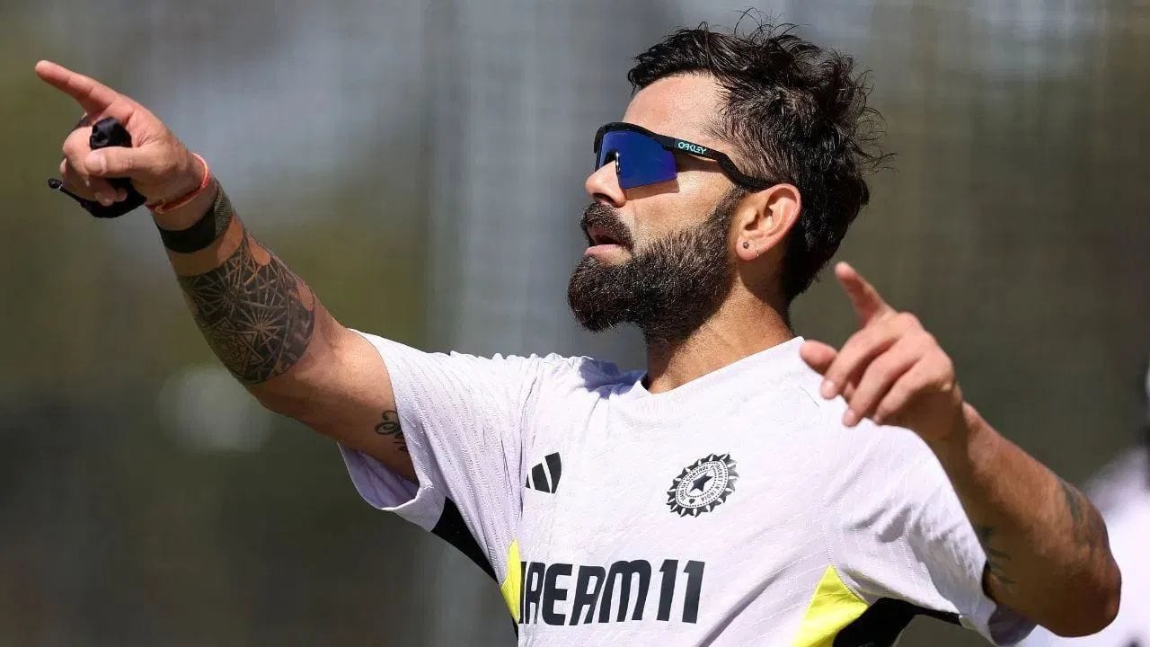 ટીમ ઈન્ડિયાનો દિગ્ગજ બેટ્સમેન વિરાટ કોહલી ધ ક્રોલ સેલિબ્રિટી બ્રાન્ડ વેલ્યુએશન 2024 રિપોર્ટમાં ટોચ પર છે.આ રિપોર્ટમાં ટોચના 25 સેલિબ્રિટીઝનો સમાવેશ થાય છે.