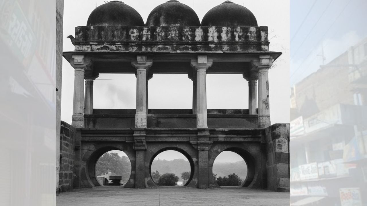 આજના “ડેલિયા તળાવ” આસપાસનો વિસ્તાર ક્યારેક રાજા વિસલદેવની રાજ્યચોકી તરીકે ઓળખાતો હતો. તે સમયમાં અહીં લગભગ બે લાખ ચોરસ મીટર વિસ્તાર ધરાવતું વિશાળ જળાશય બનાવાયું હતું, જે વ્યૂહાત્મક દૃષ્ટિએ અત્યંત મહત્વનું સ્થાન હતું. આ કારણે વિસનગર પર વિસલદેવ, બાબી, ઈડર રાજવી અને ગાયકવાડ વચ્ચે અનેક યુદ્ધો થયા, સમય સાથે શાસન બદલાતું ગયું  અને નગરનો વિકાસ થયો. આ જ સમયગાળામાં વિસનગરને છ દરવાજાવાળી કિલ્લેબંધી આપવામાં આવી હતી. હાલ દરવાજા અસ્તિત્વમાં નથી, પરંતુ કેટલીક જગ્યાએ તેમના અવશેષો આજે પણ જોવા મળે છે. ( Credits: AI Generated )