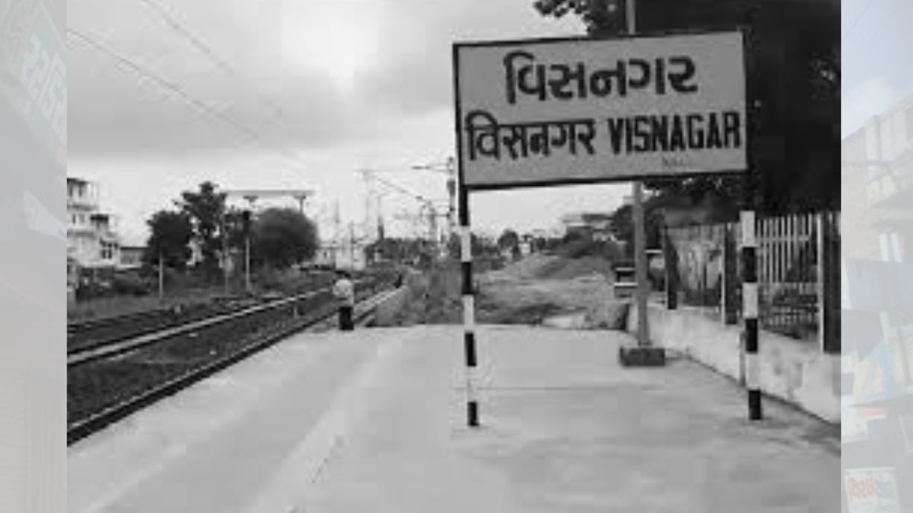 માન્યતા મુજબ, વિસનગરનું નામ તેના સ્થાપક અજમેર વંશના રાજા વિસલદેવ પરથી પ્રેરિત છે. શહેરની સ્થાપના ઈ.સ. 953માં ‘અખાત્રીજ’ના શુભ દિવસે કરવામાં આવી હોવાનું કહેવામાં આવે છે.