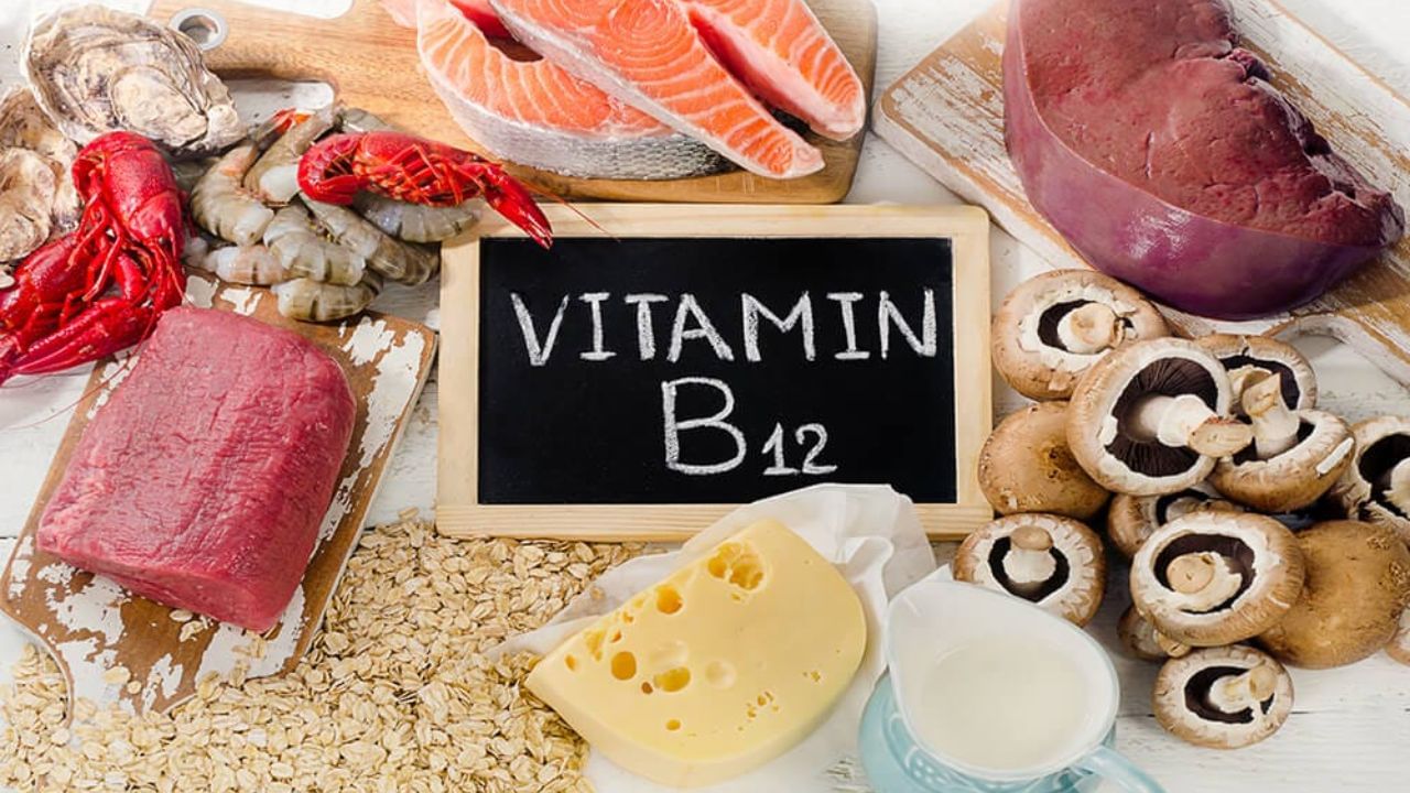 જો તમને આમાંના કોઈપણ લક્ષણો દેખાય, તો તમારે તાત્કાલિક ડૉક્ટરનો સંપર્ક કરવો જોઈએ. વધુમાં, તમે વિટામિન B ની ઉણપને દૂર કરવા માટે તમારા આહારમાં ચોક્કસ ખોરાકનો સમાવેશ કરી શકો છો. વિટામિન B12 નું સેવન વધારવા માટે, ચિકન, મટન, બીફ, સૅલ્મોન ખાવું આ વિટામિન B12 ના ઉત્તમ સ્ત્રોત છે.