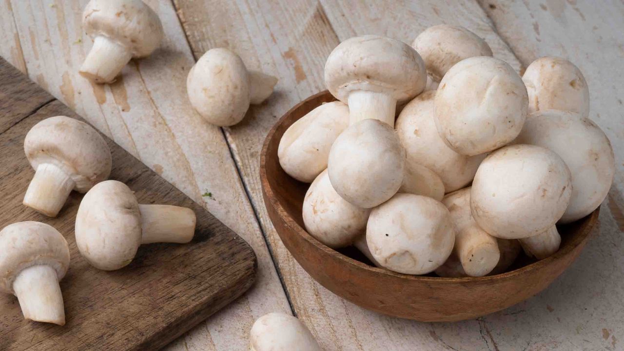 આખા અનાજ જેમ કે બ્રાઉન રાઇસ, જવ અને બાજરી, અને કેટલાક ફોર્ટિફાઇડ અનાજમાં પણ વિટામિન B12 ના સ્ત્રોત છે. મશરૂમ પણ વિટામિન B12 નો સારો સ્ત્રોત છે. તેમાં વિટામિન B ની નોંધપાત્ર માત્રા પણ હોય છે.