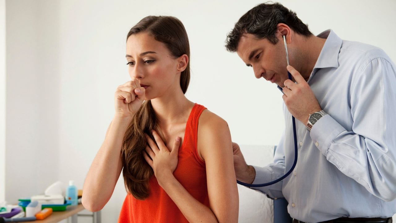 શ્વાસ લેવામાં તકલીફ માત્ર ફેફસાની સમસ્યા હોવાના કારણે નથી થતી, ક્યારેક વિટામિન Dની ઉણપ પણ તેનું મુખ્ય કારણ બની શકે છે. વિટામિન Dની અછતથી હાડકાંમાં દુખાવો, સ્નાયુઓમાં કમજોરી, વારંવાર થાક લાગવો, ઈમ્યુન સિસ્ટમ નબળી થવી અને વારંવાર બીમાર પડવાની શક્યતા વધે છે. ( Credits: Getty Images )