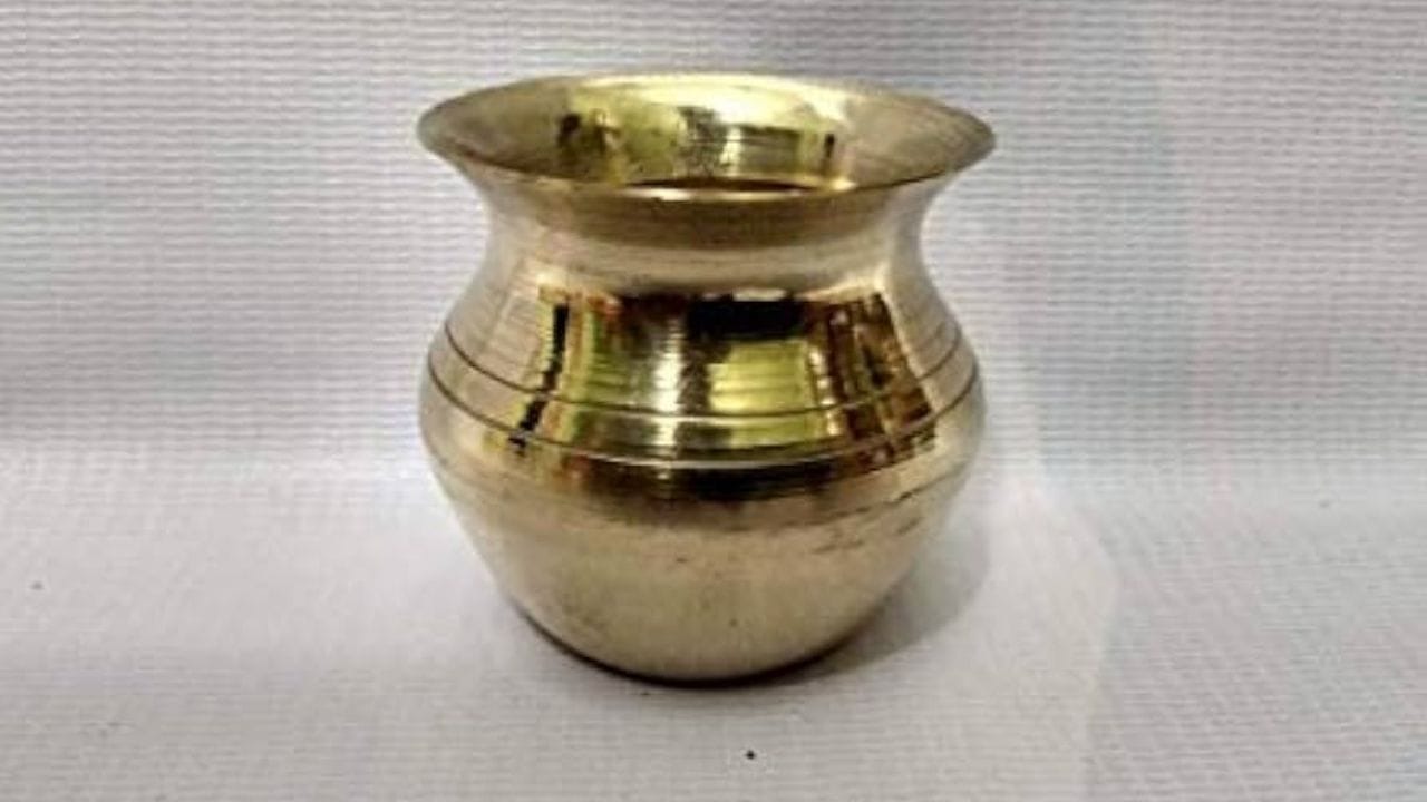 આવી સ્થિતિમાં તમે કોઈપણ વાસણમાં સોનાની વીંટી અથવા બંગડી મૂકીને પાણી પી શકો છો. સોનાનું પાણી પીવાથી ડિપ્રેશન, અનિદ્રા અને નકારાત્મક વિચારો સામે લડવામાં મદદ મળે છે. આ ઉપરાંત સોનાનું પાણી ઉધરસ, શરદી અને શરદી જેવા મોસમી રોગોથી પણ રાહત આપે છે.