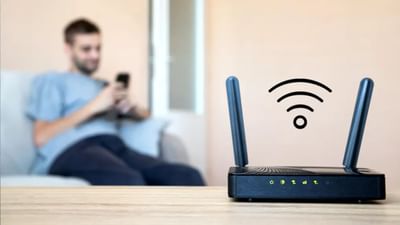 આજકાલ, દરેક ઘરમાં Wi-Fi હોવું સામાન્ય છે, પરંતુ ઘણીવાર એવું જોવા મળે છે કે તમારા પડોશના લોકો તમારા Wi-Fi ઉપયોગ કરવા લાગે છે. જેનાથી ઈન્ટરનેટની સ્પીડ ધીમી થઈ જાય છે, અને આપડા ઘરના લેપટોપ, ટીવી કે ફોનમાં બરોબર નેટવર્ક આવતુ નથી. જો તમારું Wi-Fi વારંવાર ધીમું થઈ રહ્યું છે અથવા તમને શંકા છે કે કોઈ અજાણ્યું કનેક્ટેડ છે, તો તેને સુરક્ષિત કરવું ખૂબ જ મહત્વપૂર્ણ છે. 