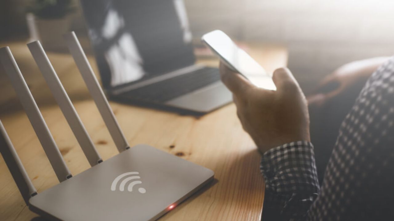 ગેસ્ટ નેટવર્કના ફાયદા: જો મિત્રો અથવા સંબંધીઓ તમારા ઘરે આવે છે અને તમારા Wi-Fi નો ઉપયોગ કરવા માંગે છે, તો ગેસ્ટ નેટવર્ક બનાવવું એ તે કરવાનો શ્રેષ્ઠ માર્ગ છે. આ તમારા મુખ્ય પાસવર્ડને સુરક્ષિત રાખશે, અને જો જરૂર પડે તો ગેસ્ટ નેટવર્ક પાસવર્ડ સરળતાથી બદલી શકાય છે. બહારના લોકોને મુખ્ય નેટવર્ક સાથે કનેક્ટ થવા દેશો નહીં. આ સરળ યુક્તિઓને અનુસરીને, તમે તમારા Wi-Fi ને સુરક્ષિત રાખી શકો છો અને પડોશીઓને વારંવાર પાસવર્ડ લીક થવાની સમસ્યાથી બચી શકો છો.