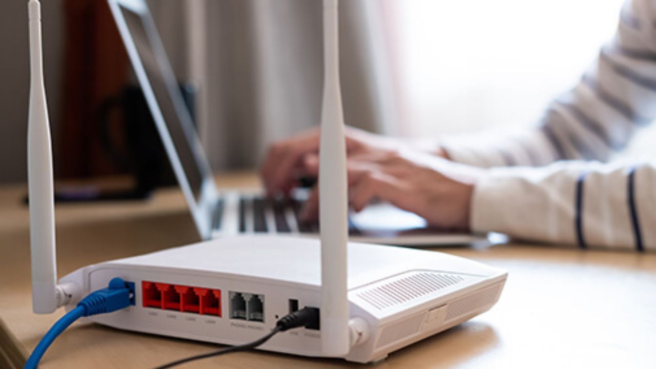 તમારો Wi-Fi પાસવર્ડ બદલવો પણ મહત્વપૂર્ણ છે. નવો પાસવર્ડ લાંબો અને મજબૂત હોવો જોઈએ, જેમાં ઓછામાં ઓછા 12 અક્ષરો, મોટા અક્ષરો, સંખ્યાઓ અને @, #, અને * જેવા ખાસ પ્રતીકોનો સમાવેશ થાય છે. પાસવર્ડ તરીકે તમારા નામ અથવા મોબાઇલ નંબરનો ઉપયોગ ટાળો, કારણ કે તે સરળતાથી ક્રેક થઈ શકે છે.