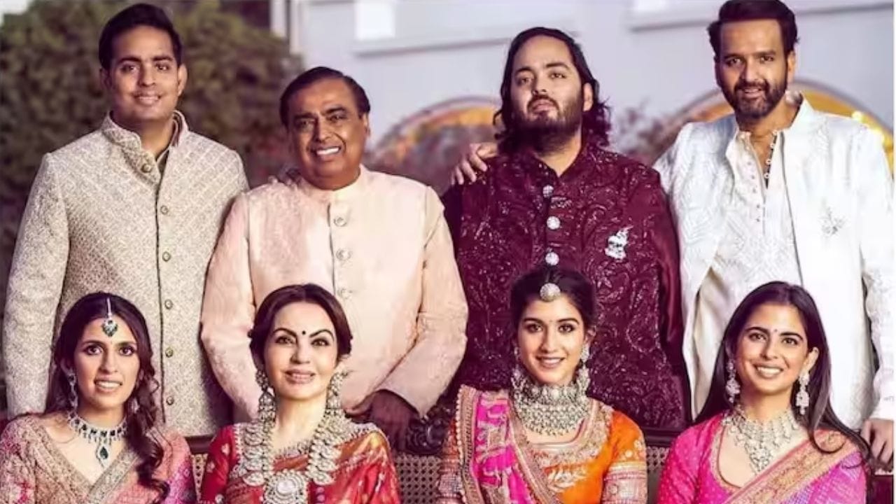Ambani Family : અંબાણી પરિવાર $100 બિલિયનની નેટવર્થ સાથે રિલાયન્સ દ્વારા ભારતના ટેલિકોમ, રિટેલ અને ઉર્જા ક્ષેત્રો પર શાસન કરે છે.