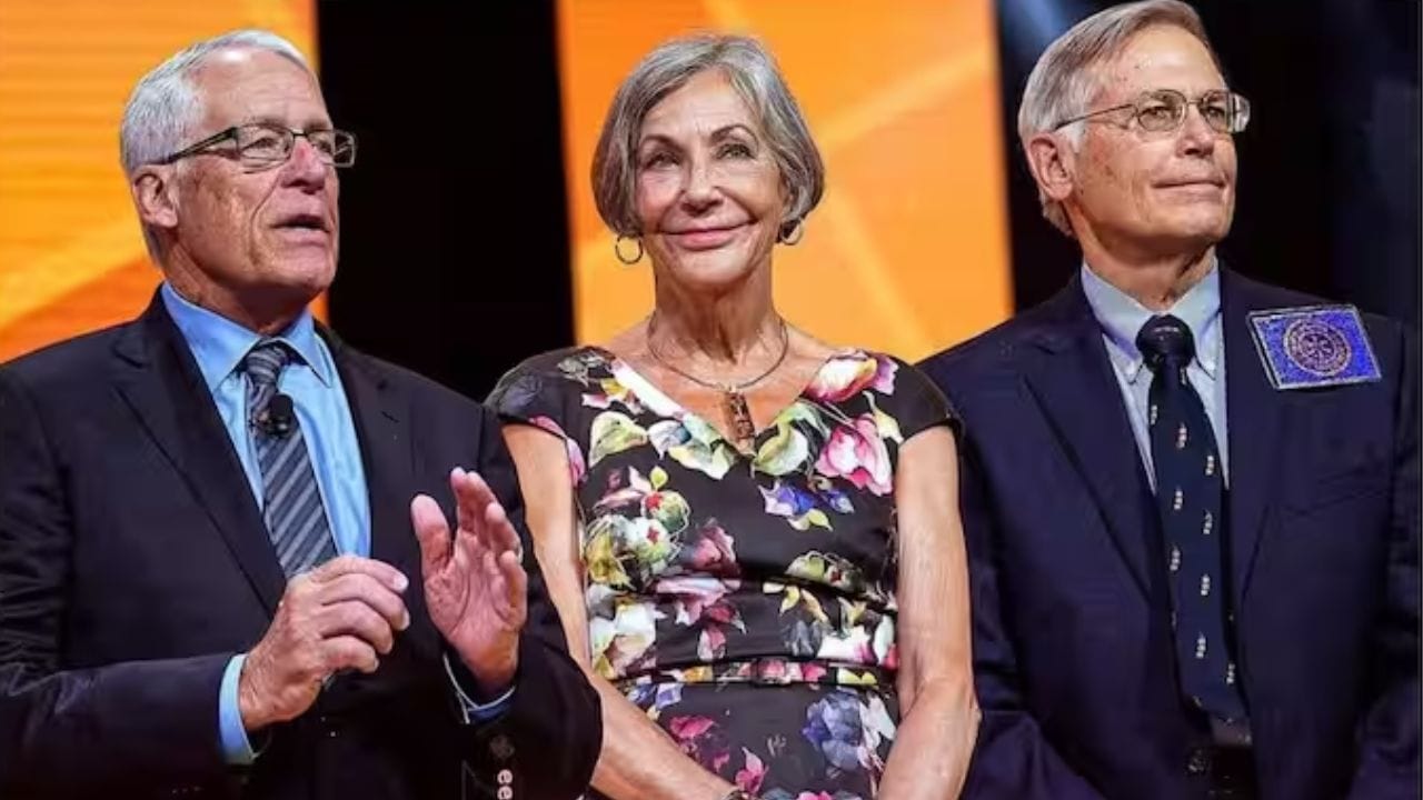 Walton Family : વોલ્ટન પરિવાર $432 બિલિયનની નેટવર્થ સાથે વોલમાર્ટમાં 46% હિસ્સો ધરાવે છે, જે તેને વિશ્વનો સૌથી ધનિક પરિવાર બનાવે છે.