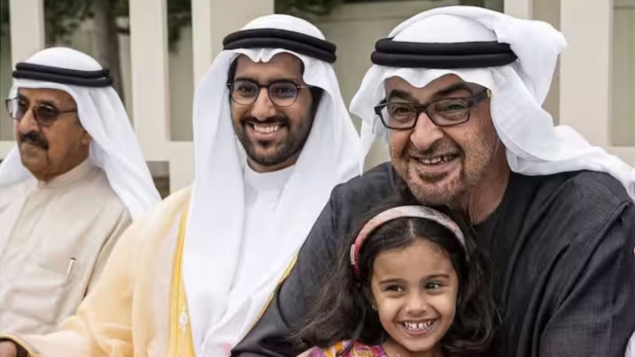 House of Nahyan : અલ નાહ્યાન પરિવાર અબુ ધાબીનો શાહી રાજવંશ છે જેની અંદાજિત નેટવર્થ $323.9 બિલિયન છે અને તે તેલ અને ADIA દ્વારા સંપત્તિ એકઠી કરે છે.