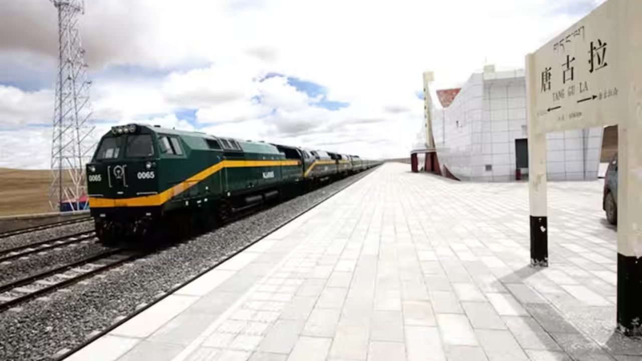 અમે વાત કરી રહ્યા છીએ વિશ્વના સૌથી ઊંચા રેલવે સ્ટેશન, તાંગુલા રેલવે સ્ટેશન વિશે. જમીનથી ૫,૦૬૮ મીટરની ઊંચાઈ પર સ્થિત, ત્યાં પહોંચવું એ એન્જિનિયરિંગનો અજાયબી છે.