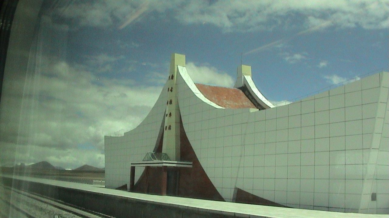 તાંગુલા સ્ટેશન 2006 માં કિંગહાઈ-તિબેટ રેલવે લાઇનના ભાગ રૂપે બનાવવામાં આવ્યું હતું. આ લાઇન કિંગહાઈ પ્રાંતના ઝિનિંગ શહેરથી તિબેટની રાજધાની લ્હાસા સુધી ચાલે છે. આ 1,956 કિલોમીટર લાંબી લાઇન બનાવતી વખતે ઇજનેરોએ અનેક પડકારોનો સામનો કરવો પડ્યો હતો. આમાં ભારે ઠંડી, ઓક્સિજનનો અભાવ અને અશક્ય લાગતું પર્માફ્રોસ્ટનો સમાવેશ થાય છે. જો કે, ઇજનેરોએ આ બધા પડકારોને પાર કરીને આ સિદ્ધિ હાંસલ કરી.