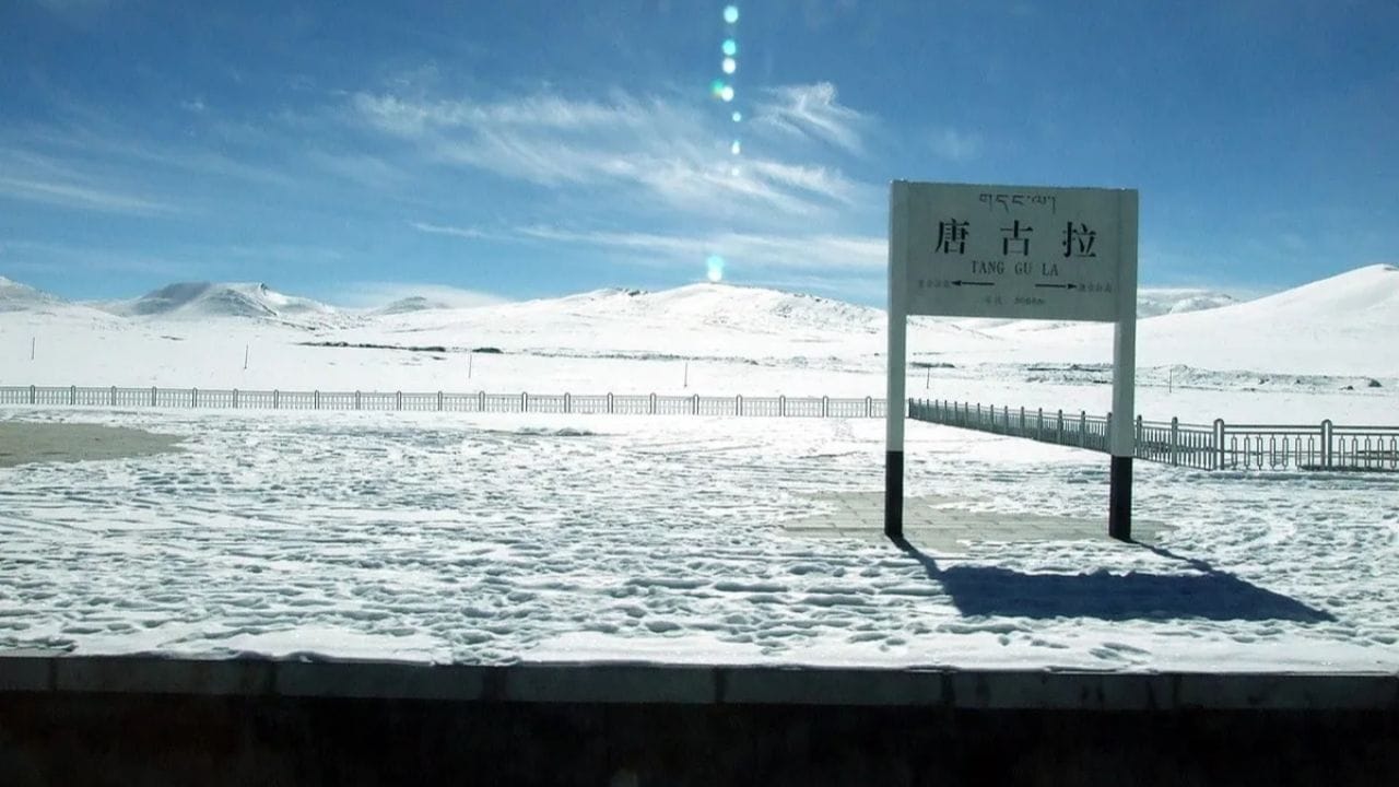 ભલે મુસાફરો આ સ્ટેશન પર ઉતરી શકતા નથી, તેનો અર્થ એ નથી કે તેઓ આ સ્થળનો અનુભવ કરી શકતા નથી. જ્યારે ટ્રેન તાંગુલા સ્ટેશન પરથી પસાર થાય છે, ત્યારે મુસાફરોને સ્ટેશન અને તેની આસપાસના અદભુત દૃશ્યો જોવાની તક મળે છે. આ યાત્રાની ખાસ વાત એ છે કે આટલી ઊંચાઈ પર ઓક્સિજનના અભાવે મુસાફરોને કોઈ સમસ્યાનો સામનો ન કરવો પડે તે માટે, ટ્રેનોમાં ઓક્સિજન સપ્લાય પણ ઉપલબ્ધ છે.