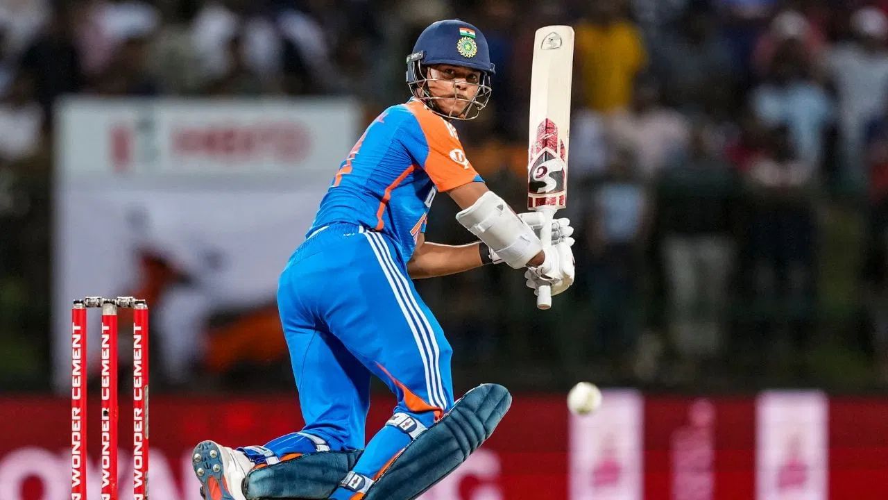 બીજો પ્રશ્ન એ છે કે યશસ્વી જયસ્વાલનું શું થશે, જેણે આ વર્ષની શરૂઆતમાં નાગપુરમાં ઈંગ્લેન્ડ સામે ODIમાં ડેબ્યૂ કર્યું હતું. અભિષેકના ટીમમાં સમાવેશ સાથે પસંદગીકારો ત્રણ મેચની શ્રેણી માટે કેટલા ઓપનિંગ બેટ્સમેનોની પસંદગી કરશે? (All Photo Credit : PTI / GETTY)