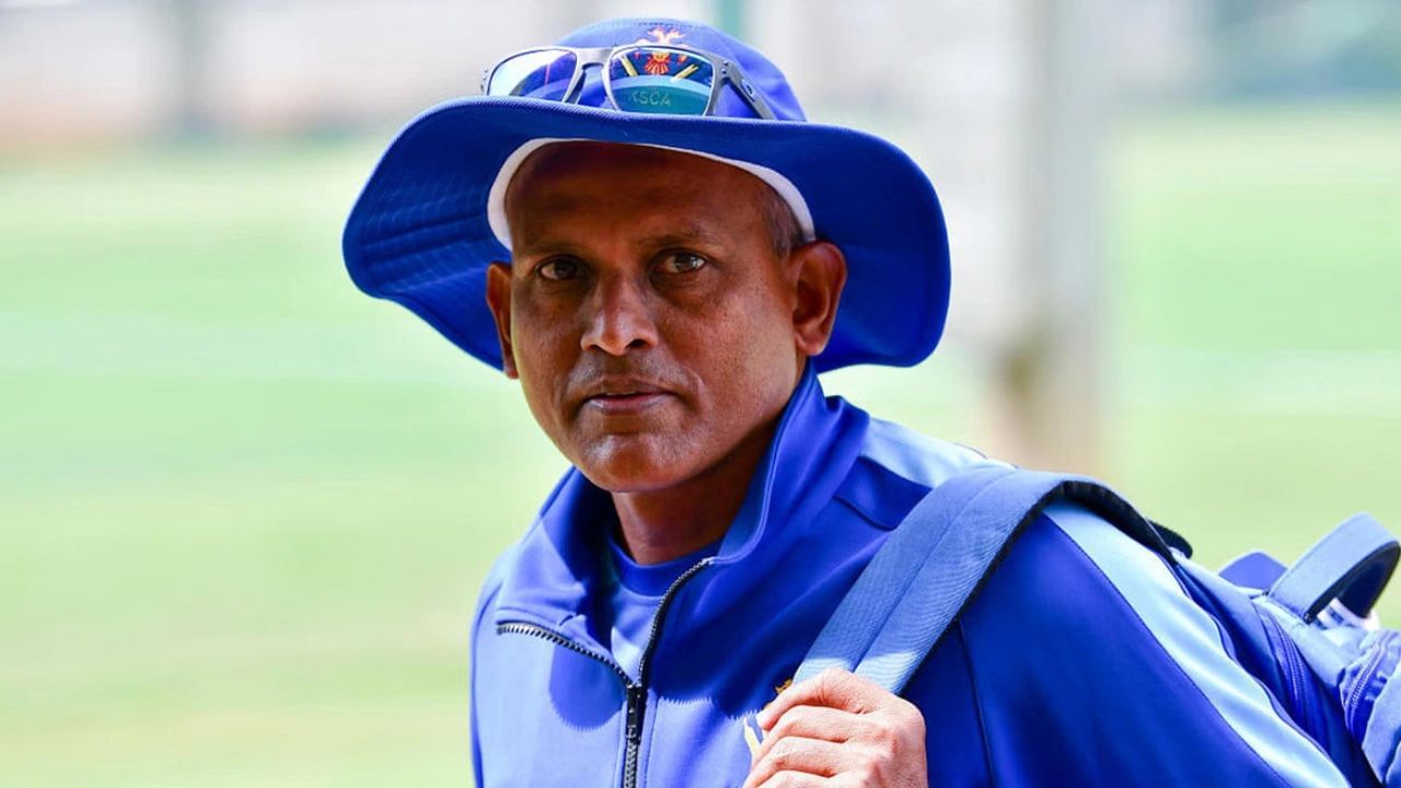 આ જવાબદારી યેરે ગૌડને સોંપવામાં આવી છે, જેમણે ફર્સ્ટ ક્લાસમાં શાનદાર પ્રદર્શન કર્યું છે. અહેવાલો અનુસાર, યેરે ગૌડના કોચિંગ સ્ટાફમાં દેવાશીષ મોહંતી, રાજીવ દત્તા અને શુભદીપ ભટ્ટાચાર્યનો સમાવેશ થશે. મોહન્તીને ફાસ્ટ બોલિંગ કોચ બનાવવામાં આવશે, રાજીવ દત્તા બોલિંગ કોચ રહેશે, જ્યારે શુભદીપ ફિલ્ડિંગ કોચ રહેશે.