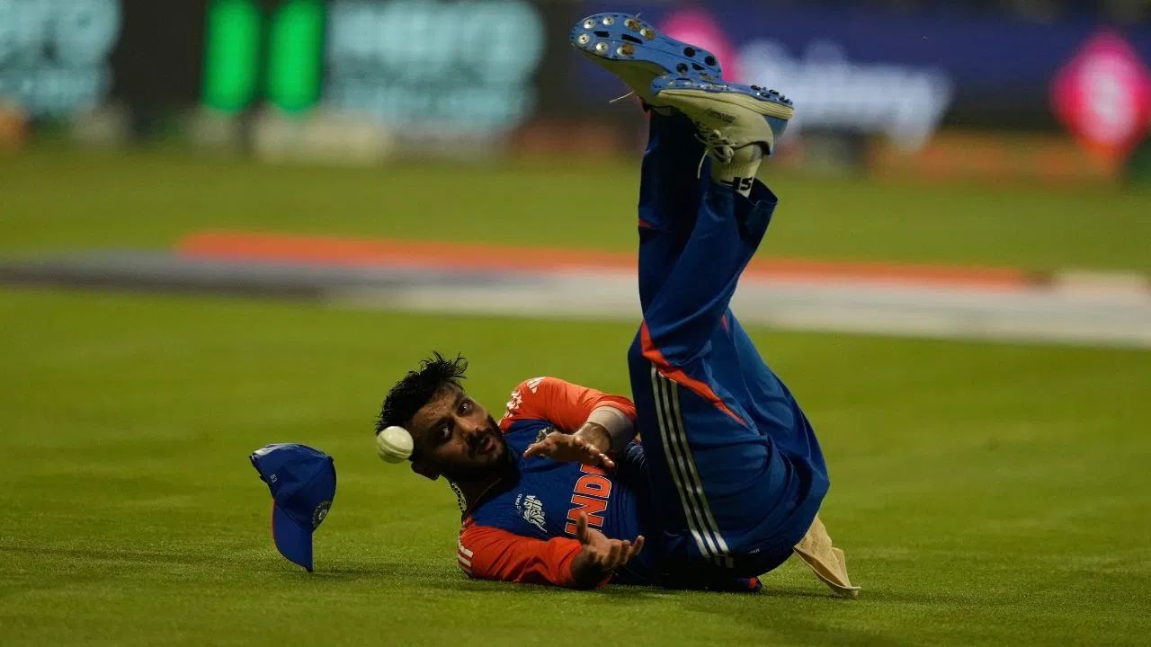 ઓમાનની ઇનિંગ્સની 15મી ઓવરમાં મિડ-ઓફ પર ફિલ્ડિંગ કરતી વખતે અક્ષર પટેલને માથામાં ઈજા થઈ હતી. તે હમ્માદ મિર્ઝાના શોટને રોકવા માટે ડાબી બાજુ દોડ્યો હતો. ત્રીજી વખત બોલ પકડવાનો પ્રયાસ કરતી વખતે બે વાર ટ્રિપ થયા પછી અને સંતુલન ગુમાવ્યા પછી, અક્ષર તેનું માથું પકડીને મેદાન છોડીને જતો જોવા મળ્યો. તેણે ઓમાન સામે માત્ર એક ઓવર ફેંકી હતી, અને બેટિંગ વખતે 13 બોલમાં 26 રન બનાવ્યા હતા.