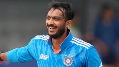 ટીમ ઈન્ડિયાના સ્ટાર ઓલરાઉન્ડર, અક્ષર પટેલ, ઓમાન સામે એશિયા કપ 2025 ના અંતિમ ગ્રુપ સ્ટેજ મેચમાં ઘાયલ થયા હતા, ત્યારબાદ તે મેદાન છોડીને ચાલ્યા ગયા હતા. આ ઈજાથી ભારતીય ટીમ અને ચાહકો બંનેનો તણાવ વધી ગયો છે. ભારત 21 સપ્ટેમ્બર, રવિવારના રોજ પાકિસ્તાન સામે તેની પહેલી સુપર ફોર મેચ રમવાનું છે. જો અક્ષરની ઈજા ગંભીર હોય અથવા તે અસ્વસ્થ હોય, તો તેને હાઈ-વોલ્ટેજ IND વિરુદ્ધ PAK મેચમાંથી બહાર કરી શકાય છે. જોકે, ફિલ્ડિંગ કોચ ટી. દિલીપે મેચ પછી તેની ઈજા અંગે અપડેટ આપ્યું હતું.