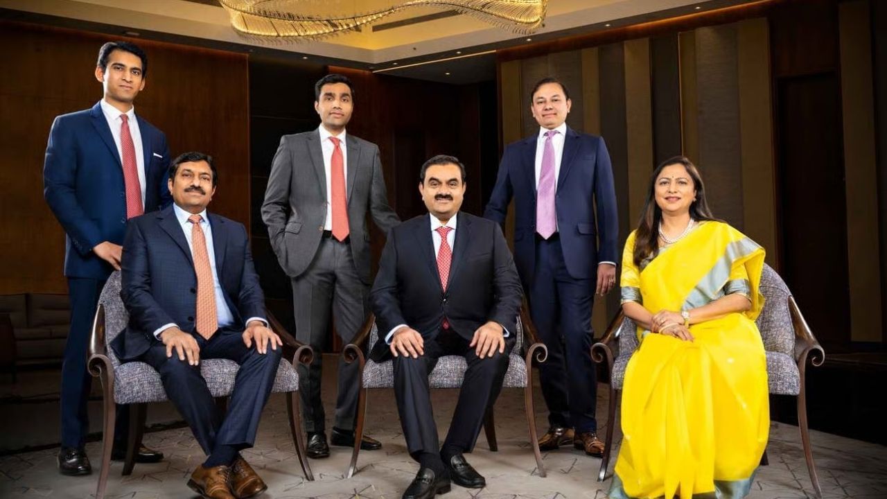 દેશના સૌથી અમીર ઉદ્યોગપતિઓમાંના એક ગૌતમ અદાણીએ ઉત્તરાધિકારની યોજના બનાવી લીધી છે. બ્લૂમબર્ગના મતે, તેમણે 70 વર્ષની ઉંમરે નિવૃત્તિ લેવાનું નક્કી કર્યું છે અને તેમના વ્યવસાયને ચાર વારસદારો - પુત્રો કરણ અને જીત અને ભત્રીજાઓ પ્રણવ અને સાગર વચ્ચે વહેંચી દેશે. કરણ અદાણી બંદરો અને લોજિસ્ટિક્સ ચલાવી રહ્યા છે. પ્રણવ અદાણી ખાદ્ય તેલ, તેલ અને રિયલ એસ્ટેટમાં સક્રિય છે. સાગર અદાણી ગ્રીન એનર્જીમાં આગળ છે, જ્યારે જીત અદાણી એરપોર્ટ અને ડિજિટલ વ્યવસાયનું ધ્યાન રાખે છે. પરિવારની મહિલાઓ પણ પાછળ નથી. સાગરની પત્ની સૃષ્ટિ અને જીતની પત્ની દિવાને પણ મહત્વપૂર્ણ જવાબદારીઓ સોંપવામાં આવી છે.