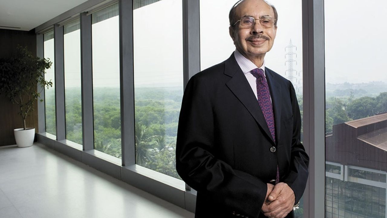 127 વર્ષ જૂના ગોદરેજ ગ્રુપે 2024 માં પરસ્પર સંમતિથી તેના સામ્રાજ્યને બે ભાગમાં વહેંચી દીધું. આદિ અને નાદિર ગોદરેજે ઉદ્યોગ અને ઉત્પાદન વ્યવસાય સંભાળ્યો, જ્યારે જમશેદ અને સ્મિતાએ રિયલ એસ્ટેટ અને ગોદરેજ એન્ડ બોયસનો હવાલો સંભાળ્યો. આદિના પુત્ર પિરોજશા અને જમશેદની પુત્રી ન્યારિકા ભવિષ્યનો હવાલો સંભાળી રહ્યા છે.