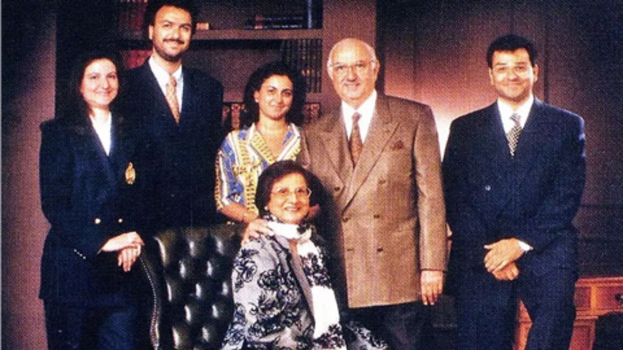 શાપૂરજી પલોનજી ગ્રુપમાં ઉત્તરાધિકાર પ્રક્રિયા એકદમ શાંત અને વ્યૂહાત્મક રહી છે. શાપૂર મિસ્ત્રીએ તેમના પુત્ર પલોન અને સ્વર્ગસ્થ ભાઈ સાયરસ મિસ્ત્રીના પુત્રો ફિરોઝ અને ઝહાનને જૂથમાં સામેલ કર્યા છે. તેઓ હવે કંપનીની ભાવિ વ્યૂહરચના અને શાસન પર કામ કરી રહ્યા છે.