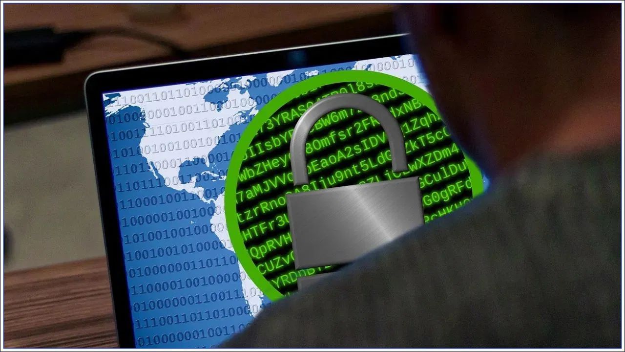 નકલી વેબસાઇટ્સથી સાવધ રહો - સાયબર ગુનેગારો આ સમય દરમિયાન નકલી વેબસાઇટ્સ બનાવીને ગ્રાહકોને ફસાવવાનો પ્રયાસ કરે છે. આ નકલી વેબસાઇટ્સ વાસ્તવિક સાઇટ્સ જેવી દેખાય છે, જેના કારણે ઘણા લોકો મૂંઝવણમાં મુકાય છે અને તેમની વ્યક્તિગત અને બેંકિંગ માહિતી તેમના પર દાખલ કરે છે. આવી સ્થિતિમાં, હેકર્સ તમારી માહિતી ચોરી શકે છે અને તેનો દુરુપયોગ કરી શકે છે. તેથી, ખરીદી માટે ફક્ત સત્તાવાર વેબસાઇટ્સ અને વિશ્વસનીય એપ્લિકેશનોનો ઉપયોગ કરો.