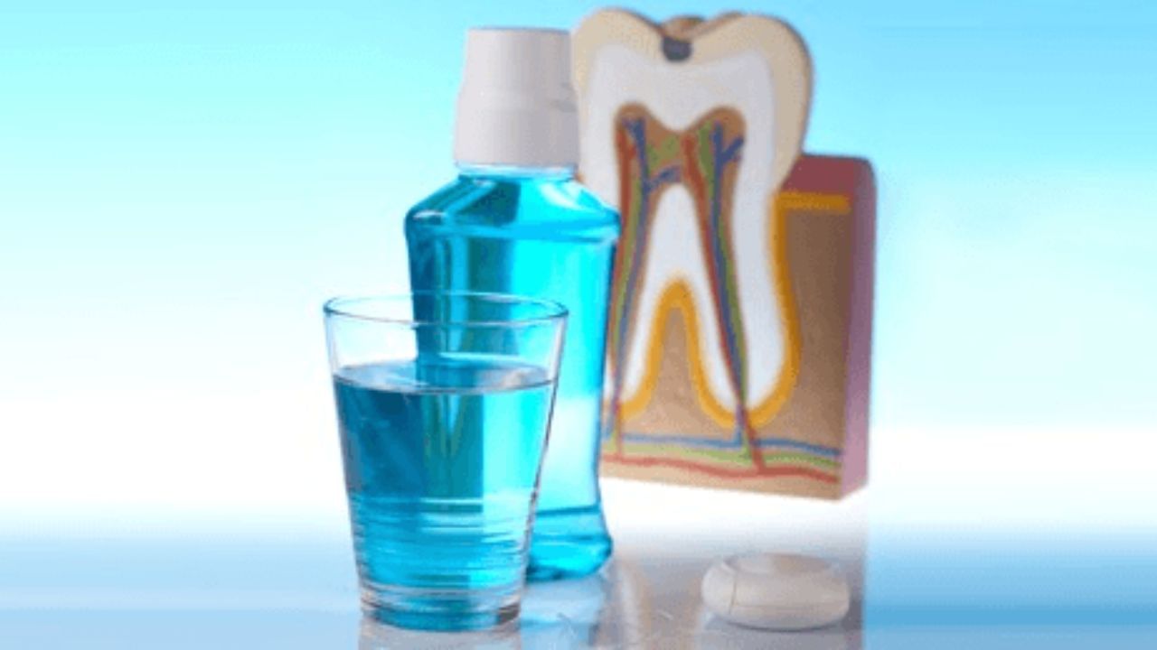 માઉથવોશ એ કોગળા કરવા માટે વપરાતું પ્રવાહી છે. તેમાં વિવિધ ઘટકો હોય છે - જેમ કે એન્ટીબેક્ટેરિયલ એજન્ટ, ફ્લોરાઇડ અથવા ફ્રેશનિંગ તેલ. તેનો હેતુ મોંમાં બેક્ટેરિયા ઘટાડવાનો, ખરાબ શ્વાસ દૂર કરવાનો અને ક્યારેક દાંતને પોલાણથી બચાવવાનો છે.