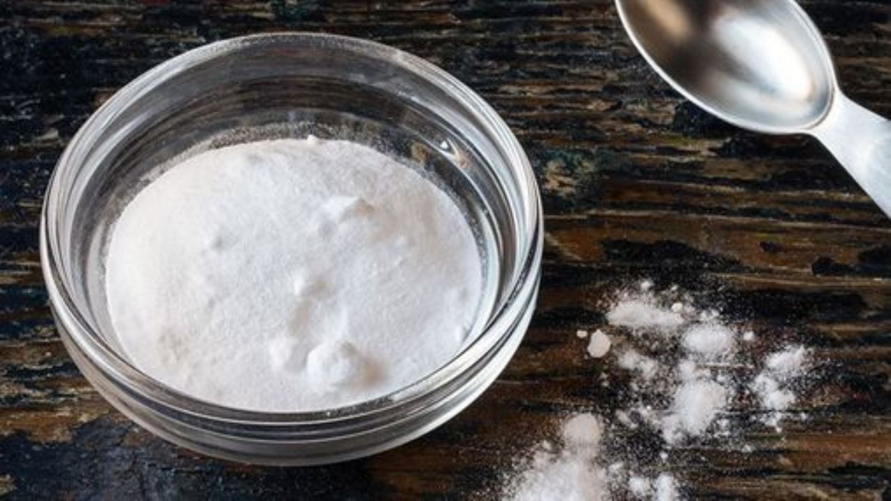 બેકિંગ સોડા: બેકિંગ સોડા એ રસોડાના સામાન્ય ઘટક છે પરંતુ તે તમારા ચહેરા માટે ખૂબ જ કઠોર છે. તેને સીધું લગાવવાથી નેચરલ ઓઈલ નીકળી શકે છે, સારા બેક્ટેરિયા મરી શકે છે, ખીલ વધી શકે છે અને ત્વચા સૂર્યપ્રકાશ પ્રત્યે સંવેદનશીલ બની શકે છે.
