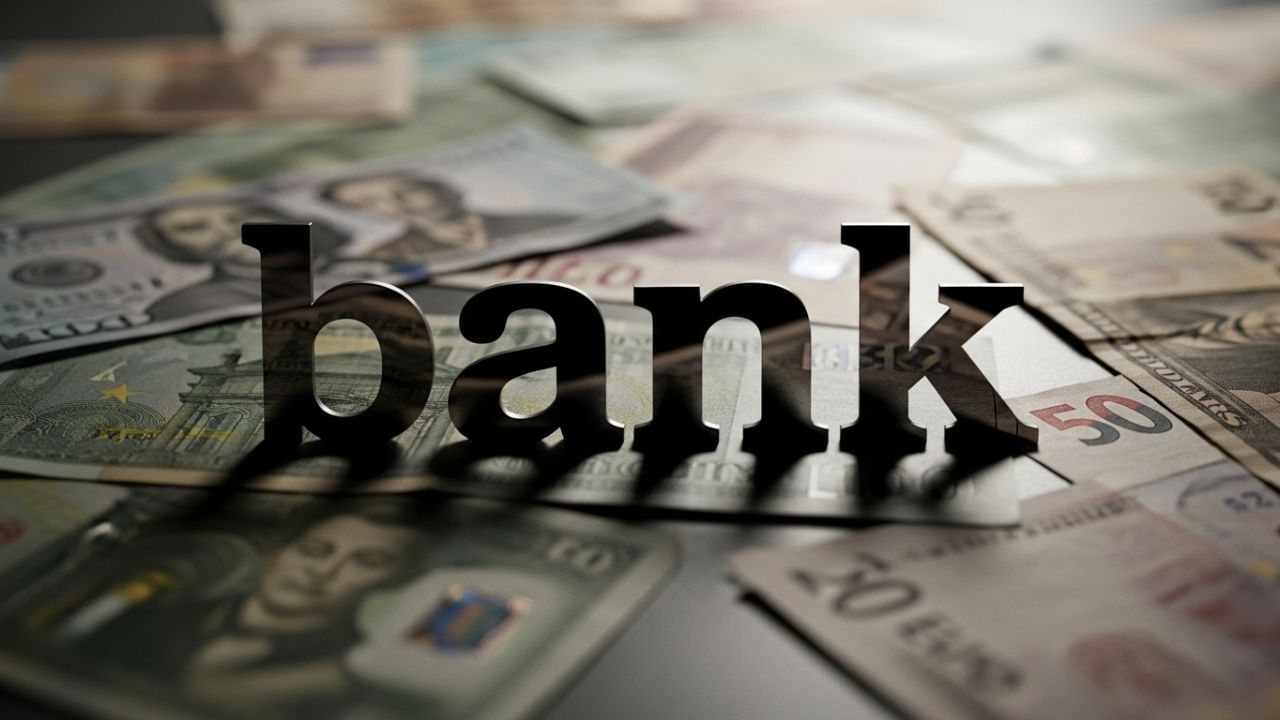 ચેકબુક અને ચેક ક્લિયરન્સ ચાર્જ - બેંક સામાન્ય રીતે પહેલા થોડાક ચેકના પેજ મફતમાં આપે છે, પરંતુ તે પછી, દરેક વધારાની ચેકબુક માટે ફી હોય છે. વધુમાં, જો તમે 1 લાખ રૂપિયાથી વધુનો ચેક ક્લિયર કરો છો, તો તમારે 150 રૂપિયા સુધીનો ક્લિયરન્સ ચાર્જ પણ ચૂકવવો પડશે.