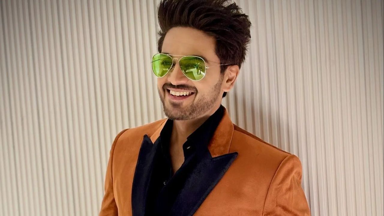 ગૌરવ ખન્ના 10મા નંબરે છે. આ પ્રખ્યાત ટીવી અભિનેતાના 1.3 મિલિયન ફોલોઅર્સ છે. શહેનાઝ ગિલના ભાઈ શહેબાઝ બાદશાહે ગયા અઠવાડિયે વાઇલ્ડ કાર્ડ એન્ટ્રી લીધી છે. તેના 1 મિલિયન ફોલોઅર્સ છે.