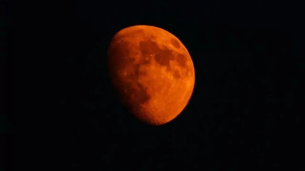 લોકો ચંદ્રગ્રહણની જેટલી રાહ જોઈ રહ્યા હતા, તેટલી જ આતુરતાથી તેઓ બ્લડ મૂન જોવા માટે પણ રાહ જોઈ રહ્યા હતા. લોકોએ આ નજારો રાત્રે 11:01 થી 12:23 વાગ્યા સુધી દેશભરમાં જોયો. આ રીતે, લગભગ 82 મિનિટ સુધી બ્લડ મૂન જોવા મળ્યો.