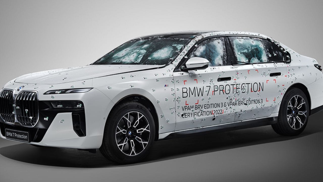 BMW 7 સિરીઝ હાઇ સિક્યુરિટી: આ કાર અટલ બિહારી વાજપેયી અને મનમોહન સિંહના કાર્યકાળથી અસ્તિત્વમાં છે. આમાં બુલેટપ્રૂફ બોડી, ઓક્સિજન ટેન્ક અને હથિયારોથી રક્ષણ આપવાની ક્ષમતા પણ છે. આની કિંમત આશરે 10 કરોડ જેટલી હોઈ શકે છે.