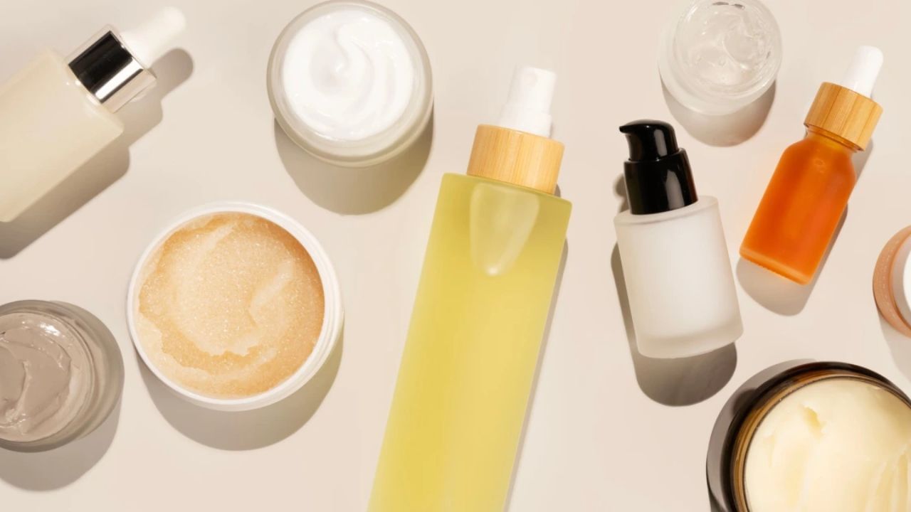 મેકઅપ કલાકારોથી લઈને મહેંદી કલાકારો સુધી, સંપૂર્ણ લગ્નનો દેખાવ સુનિશ્ચિત કરવા માટે દરેક પ્રયાસ કરવામાં આવે છે. સ્વસ્થ ત્વચા અને વાળ પણ મહત્વપૂર્ણ છે. તો જ તમે તમારા લગ્નના દિવસે એક સુંદર દુલ્હન બની શકશો. 
