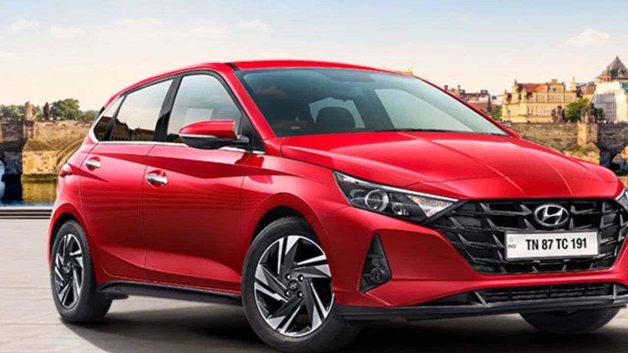 હ્યુન્ડાઇ મોટર ઇન્ડિયાએ તેના સમગ્ર મોડેલ લાઇનઅપ પર મોટા ભાવ ઘટાડાની જાહેરાત કરી છે. કંપનીનું આ પગલું 22 સપ્ટેમ્બર 2025 થી અમલમાં આવશે, જ્યારે નવા GST 2.0 કર માળખાના ફાયદા સીધા ગ્રાહકોને આપવામાં આવશે. હ્યુન્ડાઇનો દાવો છે કે વિવિધ મોડેલો અને વેરિઅન્ટ્સ પર કિંમતોમાં 2.4 લાખ રૂપિયા સુધીનો ઘટાડો કરવામાં આવશે. આ ફેરફારથી નવા ખરીદદારો માટે કાર ખરીદવાનું સરળ બનશે જ, પરંતુ આગામી તહેવારોની સિઝનમાં વેચાણમાં પણ વધારો થશે.