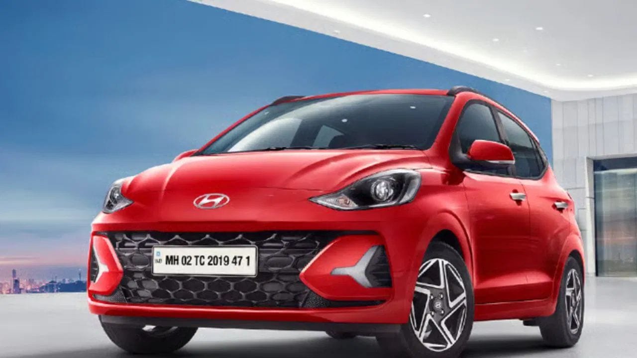 હ્યુન્ડાઇ i20 ના દરેક વેરિઅન્ટ પર ફાયદો - કંપનીની પ્રીમિયમ હેચબેક હ્યુન્ડાઇ i20 સૌથી વધુ વેચાતા મોડેલોમાંની એક છે. તેના પર મહત્તમ 85,000 રૂપિયા સુધીનો ઘટાડો કરવામાં આવ્યો છે. ઉદાહરણ તરીકે, મેગ્ના વેરિઅન્ટ, જેની કિંમત પહેલા 7,78,800 રૂપિયા હતી, તે હવે 7,12,385 રૂપિયામાં આવે છે, જે 66,415 રૂપિયામાં આવે છે. તેવી જ રીતે, મેગ્ના એક્સની કિંમત 50,900 રૂપિયા ઘટીને 6,86,865 રૂપિયા થઈ ગઈ છે.