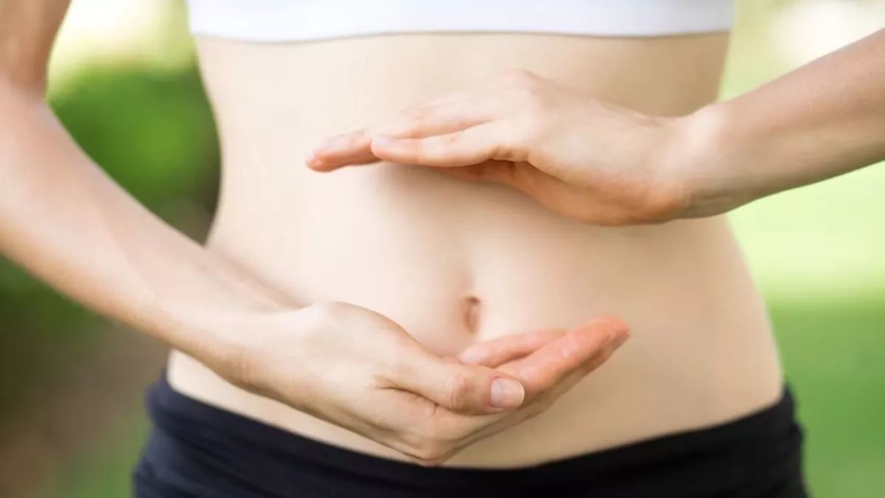 પાચનમાં મદદ કરે: એલચીનું પાણી પાચન માટે ખૂબ ફાયદાકારક માનવામાં આવે છે. તેને દરરોજ પીવાથી પેટનું ફૂલવું, ગેસ અને અપચોથી રાહત મળે છે. જેનાથી પાચનમાં મદદ મળે છે. તેથી, ભોજન પહેલાં એલચીનું પાણી પીવું પાચન સમસ્યાઓથી પીડાતા લોકો માટે ફાયદાકારક રહેશે.